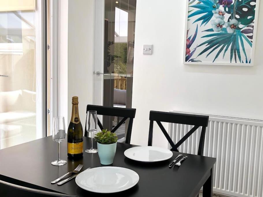 Rhondda Valleys With Breathtaking Riverside Views Villa Llwynypia