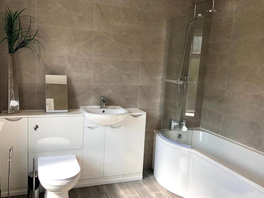 Villa Rhondda Valleys With Breathtaking Riverside Views Llwynypia